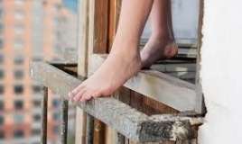 19-cu mərtəbədən yıxılan qız     öldü