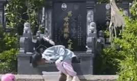 Uşaq nənə-babasının qəbrini tərk etmir 