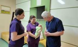 Bakıda 1 günlük körpə əməliyyat olundu  - 10 sm-lik törəmə çıxarıldı