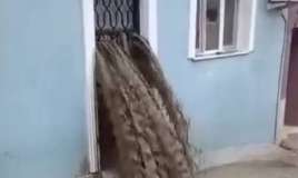 Sel suları evinə doldu:  Ölümdən döndü