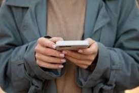 Əldə telefonla gəzmək zərərlidir  – Səbəb