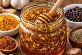 5 ədviyyatlı öskürək müalicəsi:   Bal ilə qarışdırın