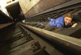 Metro relslərinə  yıxılanda sağ qalmaq mümkündürmü? 