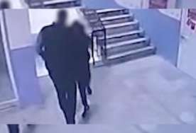 Direktor autizmli şagirdi pilləkənlərdən itələyərək yıxdı -  Dəhşətli görüntülər