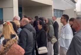 Elə bil Hindistandır... - Aparıcılar Yeni Klinikadakı növbəni tənqid etdi