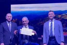 Azərbaycanlı onkoloqlarının elmi işi birinci yeri qazandı  – Mükafat xəstə uşaqlara bağışlandı – FOTO