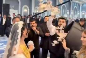 Toyda səpələnən pullar gündəm oldu -  FOTO