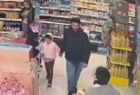 Marketdə əqli qüsurlu uşağını döyən ata saxlanıldı -  FOTO