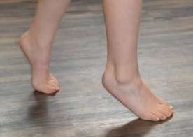 Uşaqların barmaq ucunda gəzməməai üçün bunları edin -  VİDEO