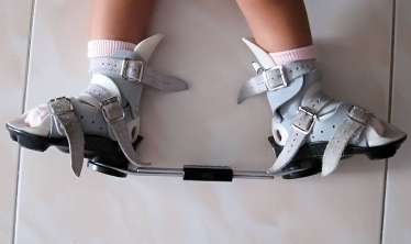 Uşaqlara geyindirilən ortopedik ayaqqabılarla bağlı XƏBƏRDARLIQ  -  "Bu onlar üçün sadəcə ağır yükdür"