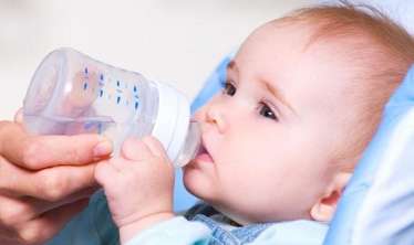 Pediatrları üz-üzə qoyan məsələ -  6 ayına kimi uşaqlara su verilməlidirmi?