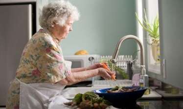 Çəkisi yuxarı yaşlı insanlar daha uzun ömür yaşayır  - Herontoloq