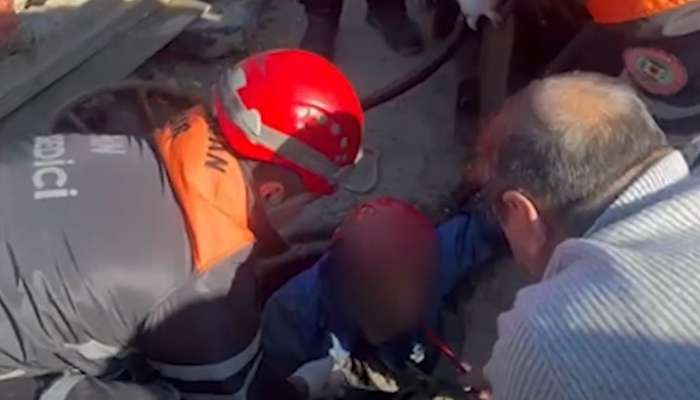 Bakıda kanalizasiya quyusuna yıxılan şəxs belə çıxarıldı -  VİDEO