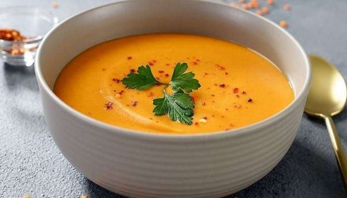 Mərci şorbasına rəng vermək üçün bir çimdik əlavə edin -  Restoran sirri