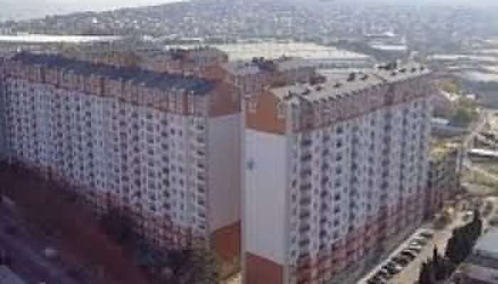 Xırdalanda 13-cü mərtəbədən düşən sağ qaldı 