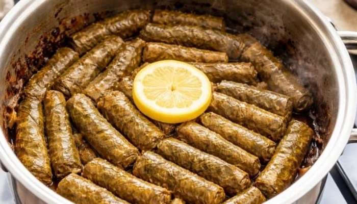 Dolmanın dibinin yapışmaması üçün... -  Bir neçə dilim doğrayın