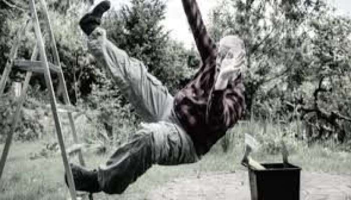  65 yaşlı kişi  nərdivandan yıxılıb öldü 