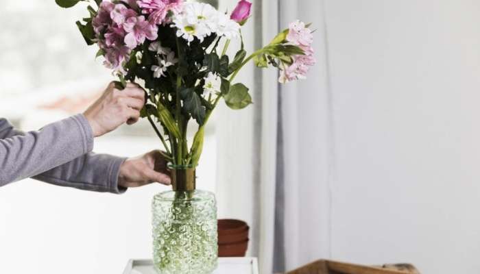 Gülləri həftələrlə təravətli saxlamağın sirri -  Suya əlavə edin