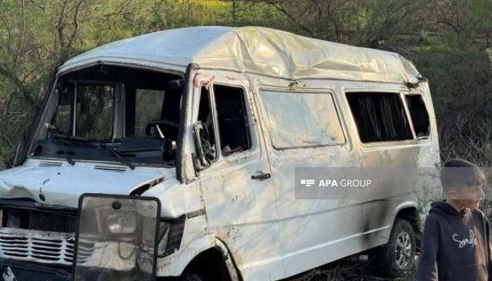 Sabirabadda içərisində 20-dək şagird olan mikroavtobus aşdı  