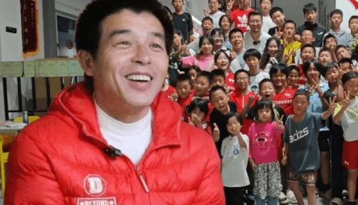 Super ata – 300 uşağı övladlığa götürdü 