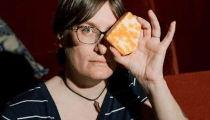 "Pendirli Cadugər"  – pendirə baxıb gələcəyi görür