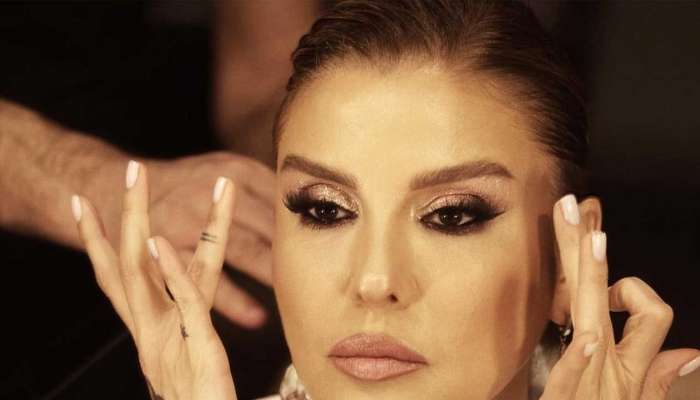 Gülben Ergenin gözəllik sirri -  Yaşıl çayı üzünə çəkir