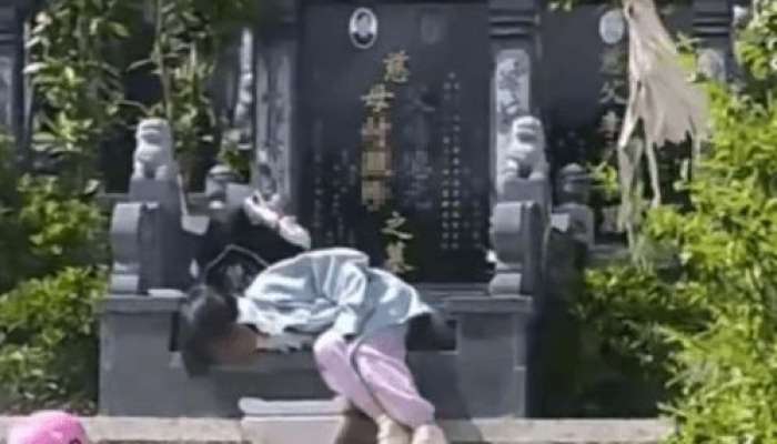 Uşaq nənə-babasının qəbrini tərk etmir 