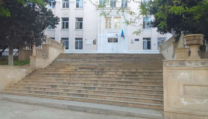 Bakıda şagird məktəbin pəncərəsindən  yıxıldı