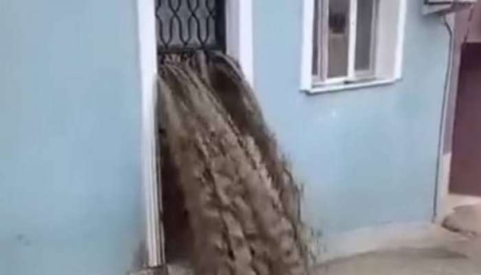 Sel suları evinə doldu:  Ölümdən döndü