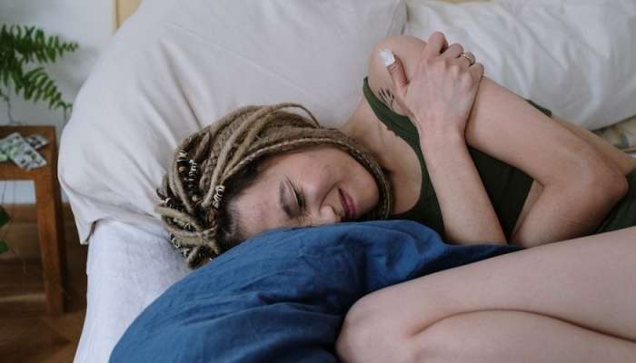 Menstruasiya sancılarından əziyyət çəkənlərin diqqətinə:  Bu qidalar ağrını ikiqat artırır