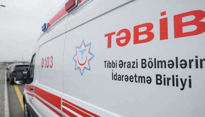 Güclü külək ağacı aşırdı:  Xəsarət alanlar var