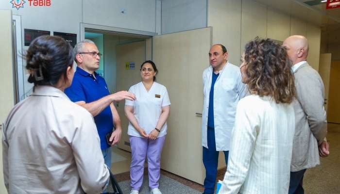Amerikalı professor Yeni Klinikada tibbi konsilium keçirdi -  FOTO