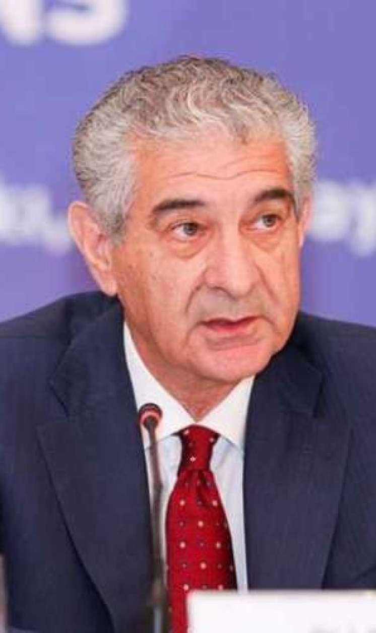 Əli Əhmədovun oğlu özəl klinikasındakı vəzifəsindən getdi 