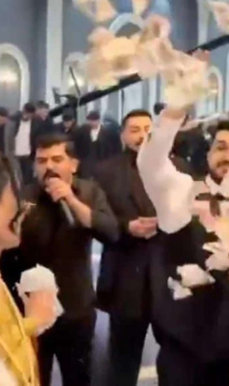 Toyda səpələnən pullar gündəm oldu -  FOTO