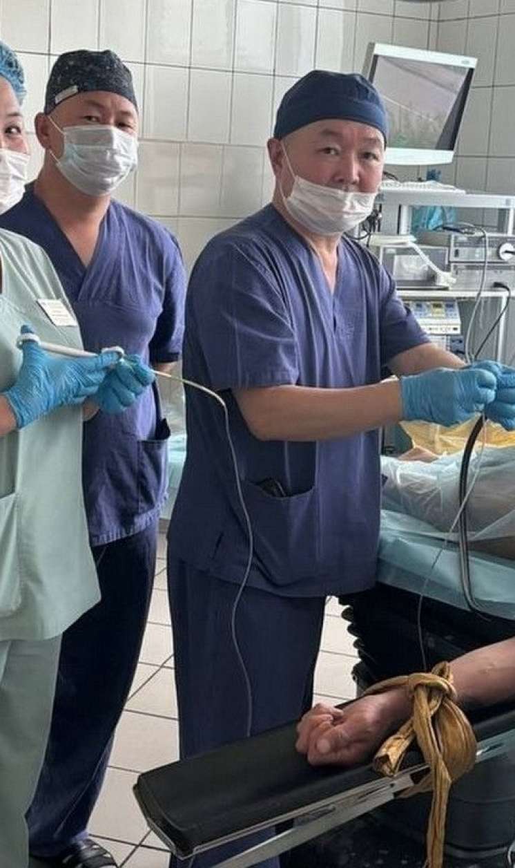Kişinin mədəsindən qapı petləsi    çıxarıldı