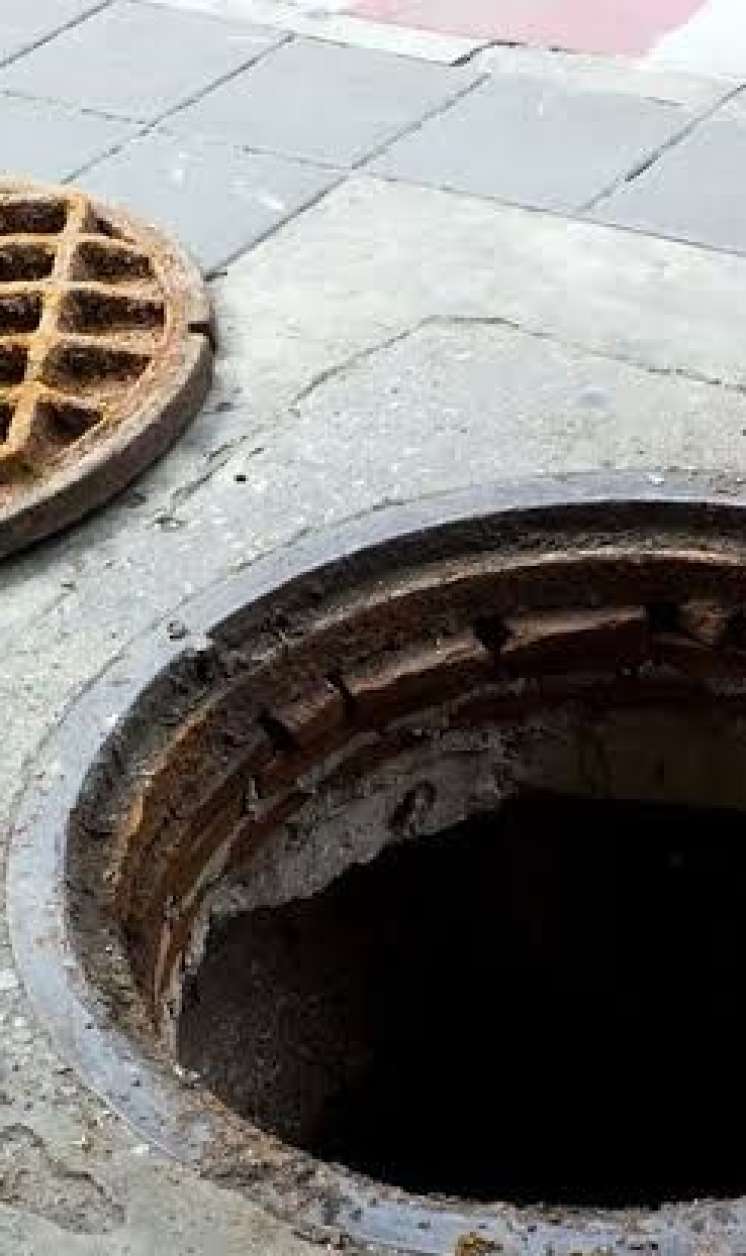 Bakıda vəzifəli şəxsin arvadı  kanalizasiya lükünə düşdü 