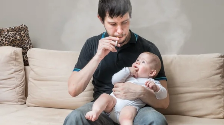 Siqaret çəkən kişilərin oğullarında    -  sperm sayı az olur