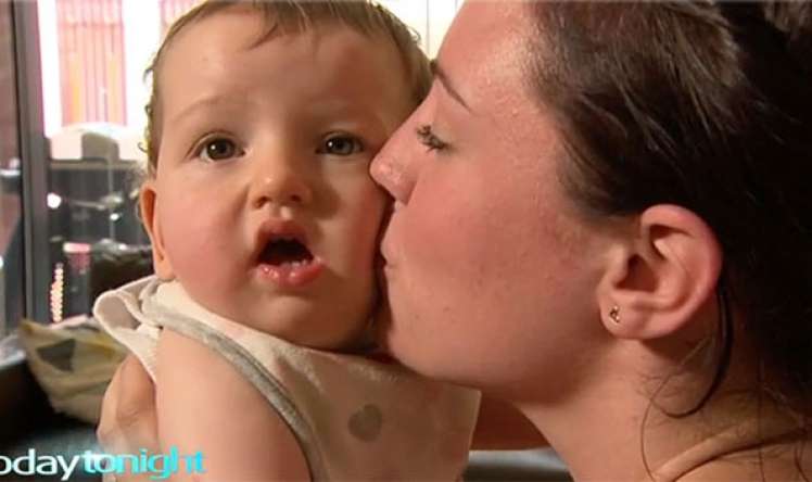 Anası öpdü -  6 aylıq uşaq iflic oldu/FOTO
