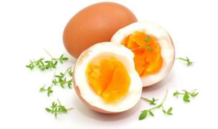 Yumurtanın içindən bütöv yumurta çıxdı -  VİDEO