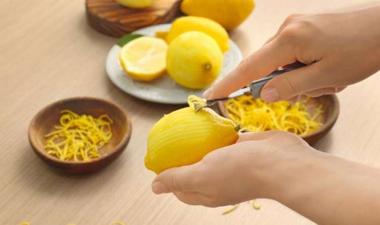 Diz ağrılarınız tamamilə keçəcək – Atılan limon qabığının  EFFEKTİV TƏSİRLƏRİ