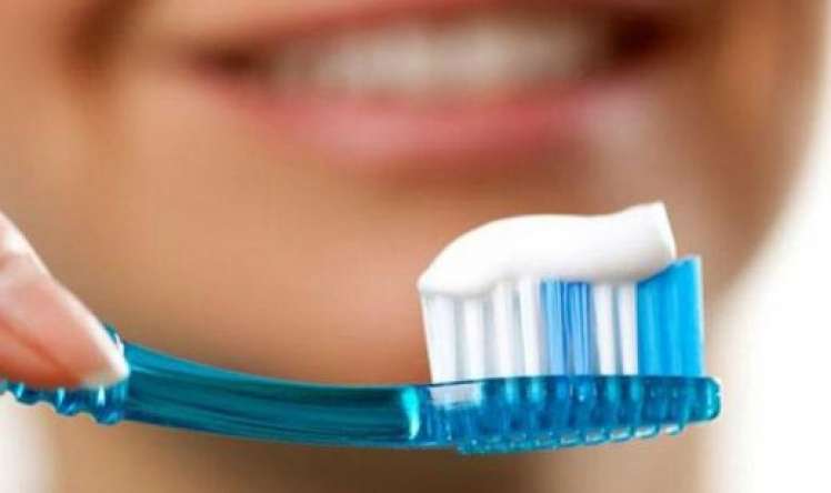 Dişləri yuyan zaman fırçanı - Dişləri necə fırçalamalı? NƏMLƏNDİRMƏYİN 