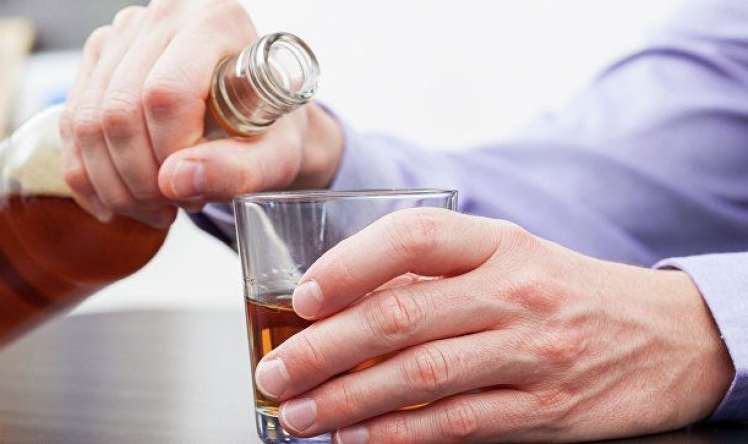 Spirtli içki sümük xəstəliyi riskini artırır -  Yeni ziyanları aşkar edildi