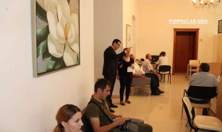 Səhiyyə Nazirliyinin qaynar xəttində bir gün –  Vətəndaşlar əsəbini bizdən çıxır, kömək edən də biz, söyülən də….
