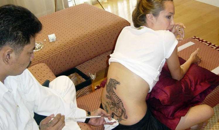  - Tatu salonlarında müştərilərə xəbərdarlıq olunmur  Belinə tatu döydürən qızlarda iflic təhlükəsi