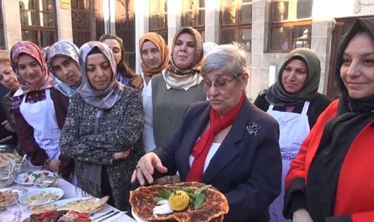  – Canan Karataydan qəribə MƏSLƏHƏT “Lahmacun ən sağlam qidadır, qışda çox yeyin”