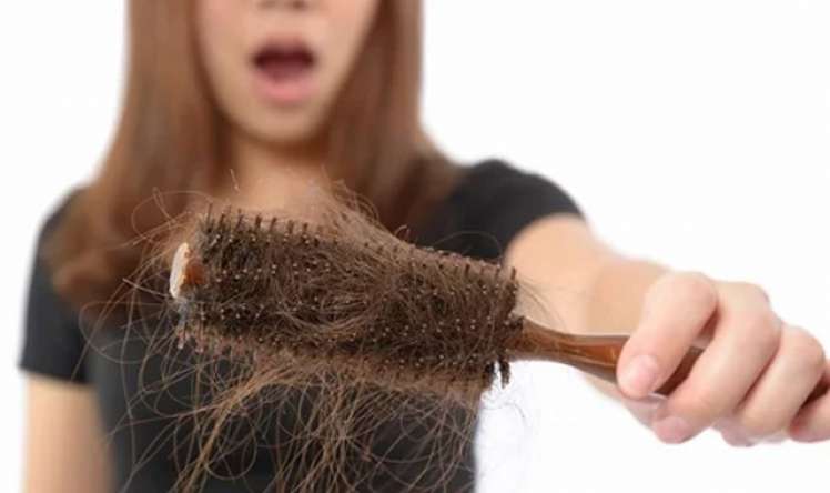 Koronavirus şiddətli saç tökülməsinə səbəb olur? -  Həkimdən açıqlama