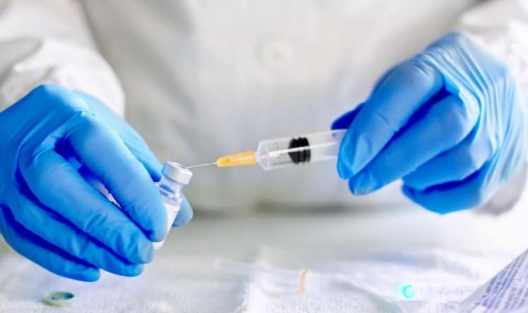 ÜST:   Koronavirusa qarşı 180 peyvənd hazırlanır 