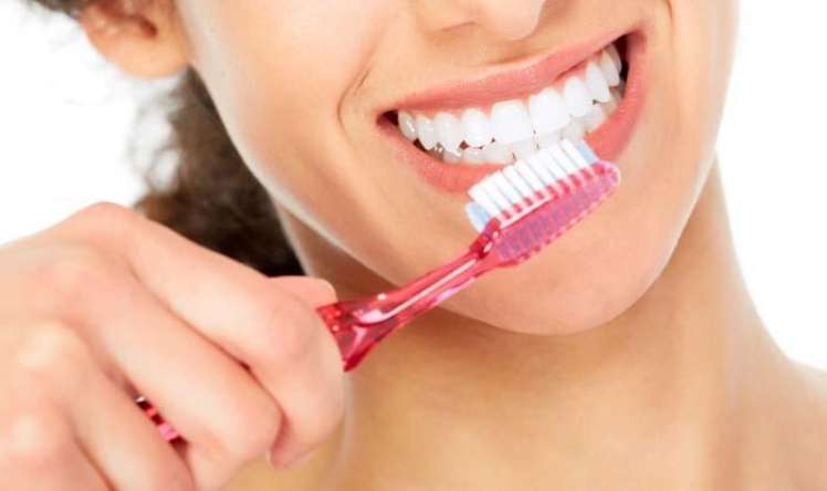 Evdən çıxmazdan öncə dişlərinizi fırçalayın -  COVID-19-a qarşı daha təsirlidir