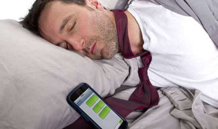 Mobil telefonun yanında yatmaq  – Bu xəstəliklərə səbəb olur
