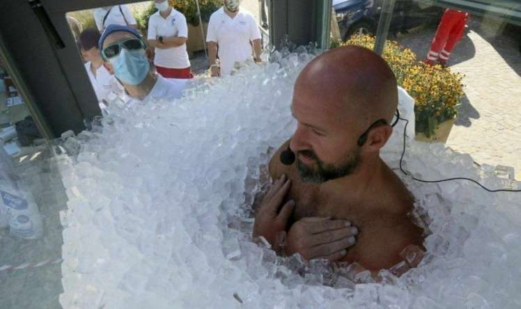 Buzun içində 2,5 saat qaldı - Dünya rekordu